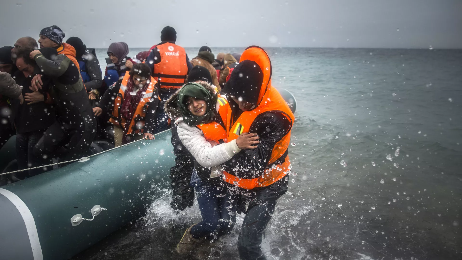 Refugiados y migrantes desembarcan en una playa después de cruzar una parte del mar Egeo desde Turquía hasta la isla griega de Lesbos Refugiados y migrantes desembarcan en una playa después de cruzar una parte del mar Egeo desde Turquía hasta la isla griega de Lesbos - Sputnik Mundo, 1920, 21.06.2022