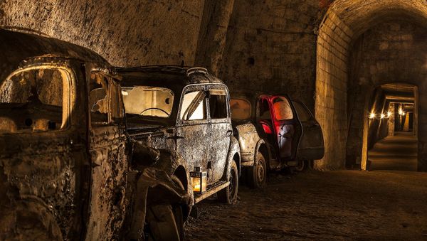 Autos antiguos en la Galleria Borbonica, Nápoles, Italia Autos antiguos en la Galleria Borbonica, Nápoles, Italia - Sputnik Mundo