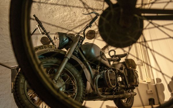 Una motocicleta antigua en la Galleria Borbonica, Nápoles, Italia Una motocicleta antigua en la Galleria Borbonica, Nápoles, Italia - Sputnik Mundo