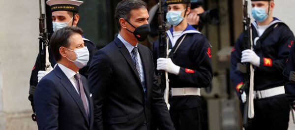 El primer ministro de España, Pedro Sánchez, y el primer ministro de Italia, Giuseppe Conte, revisan la guardia de honor en el Palacio de Chigi en Roma, Italia, 20 de octubre de 2020 - Sputnik Mundo