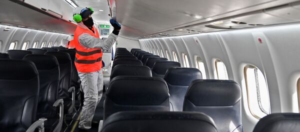 Imagen referencial de medidas de higiene por el  en el interior de un avión - Sputnik Mundo