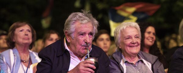 José Mujica junto a su esposa, la senadora Lucía Topolansky - Sputnik Mundo