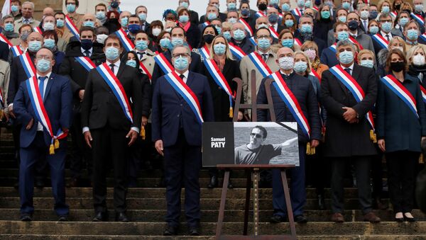 Miembros del parlamento francés se reúnen frente a la Asamblea Nacional durante un homenaje a Samuel Paty, el profesor decapitado por un joven checheno, París, Francia, el 20 de octubre. - Sputnik Mundo