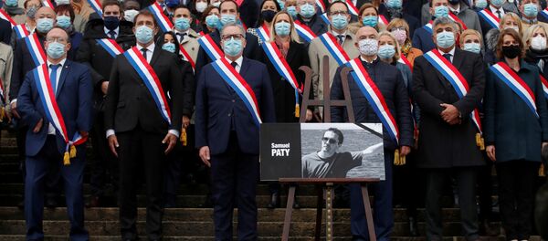 Miembros del parlamento francés se reúnen frente a la Asamblea Nacional durante un homenaje a Samuel Paty, el profesor decapitado por un joven checheno, París, Francia, el 20 de octubre. - Sputnik Mundo