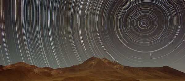 Rastro de estrellas sobre la Laguna Miscanti (Chile) Rastro de estrellas sobre la Laguna Miscanti (Chile) - Sputnik Mundo