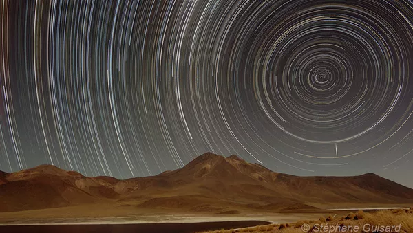 Rastro de estrellas sobre la Laguna Miscanti (Chile)