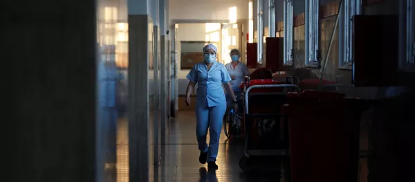 Médicos en un hospital durante el brote de coronavirus en Argentina Médicos en un hospital durante el brote de coronavirus en Argentina - Sputnik Mundo
