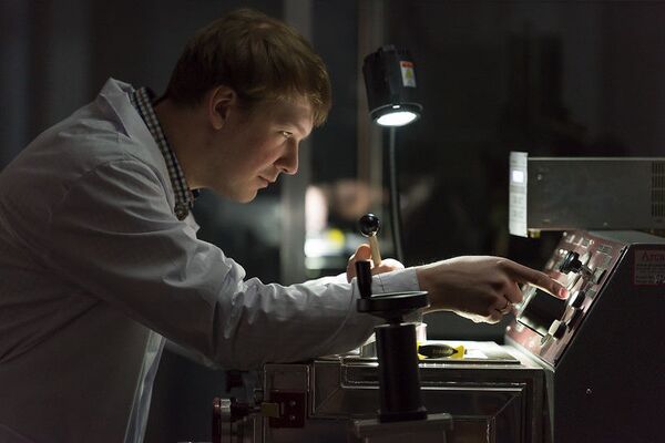 Científicos rusos logran mejorar los vidrios metálicos pese a los cánones de metalurgia - Sputnik Mundo