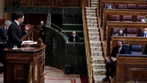 Santiago Abascal frente a Pedro Sánchez durante la moción de censura - Sputnik Mundo