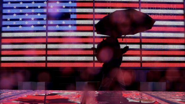 Un hombre con paraguas - Sputnik Mundo