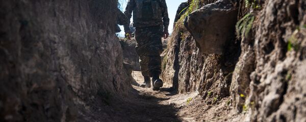 Un soldado en Nagorno Karabaj - Sputnik Mundo
