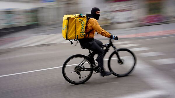 Trabajador de Glovo en España Trabajador de Glovo en España - Sputnik Mundo