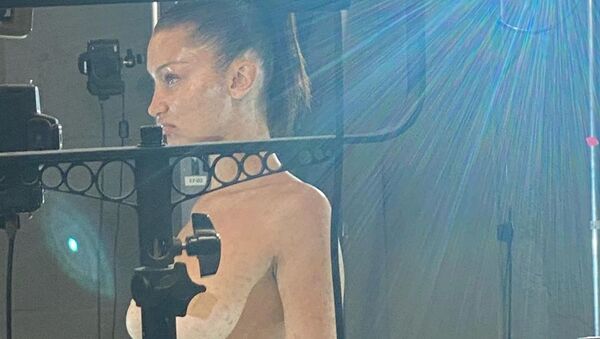 La modelo Bella Hadid se desnuda para un anuncio publicitario - Sputnik Mundo