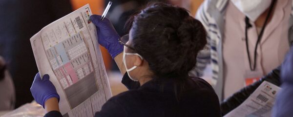 Una mujer durante el conteo de votos en Bolivia - Sputnik Mundo