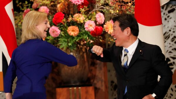 El canciller japonés, Toshimitsu Motegi, y la ministra de Comercio Internacional británica, Liz Truss - Sputnik Mundo