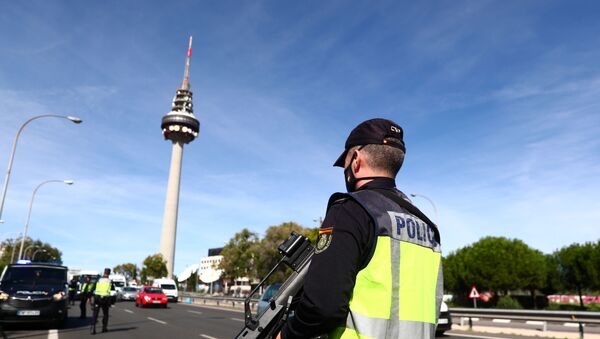 Un policía en Madrid, España - Sputnik Mundo