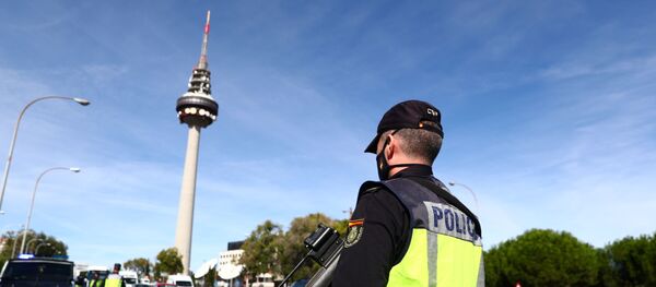 Un policía en Madrid, España - Sputnik Mundo