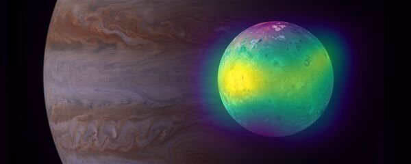 Una imagen compuesta de la luna Ío y el planeta Júpiter, al fondo Una imagen compuesta de la luna Ío y el planeta Júpiter, al fondo - Sputnik Mundo