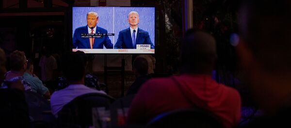 Unas personas siguen el último debate entre los candidatos Joe Biden y Donald Trump antes de las elecciones presidenciales de EEUU Unas personas siguen el último debate entre los candidatos Joe Biden y Donald Trump antes de las elecciones presidenciales de EEUU - Sputnik Mundo