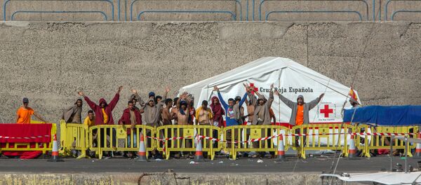 Migrantes gritan libertad junto a las tiendas de la Cruz Roja en las que se alojan unos 400 migrantes en El Puerto de Arguineguín (Gran Canaria) Migrantes gritan libertad junto a las tiendas de la Cruz Roja en las que se alojan unos 400 migrantes en El Puerto de Arguineguín (Gran Canaria) - Sputnik Mundo