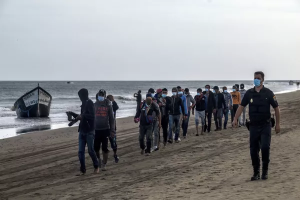Madres inmigrantes en Canarias denuncian que les quitan a sus hijos: Es lo mismo que hace EEUU Madres inmigrantes en Canarias denuncian que les quitan a sus hijos: Es lo mismo que hace EEUU - Sputnik Mundo