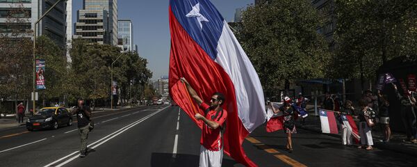 Un manifestante con la bandera de Chile Un manifestante con la bandera de Chile - Sputnik Mundo