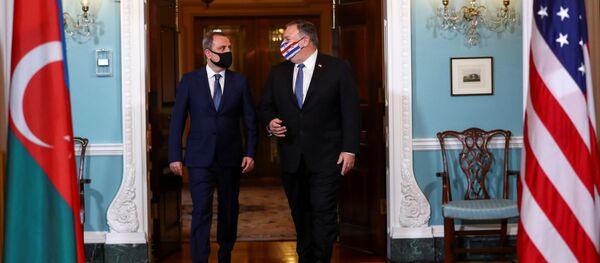 El ministro de Asuntos Exteriores azerbaiyano, Ceyhun Bayramov, con el secretario de Estado de Estados Unidos, Mike Pompeo - Sputnik Mundo