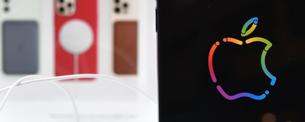 Logo de la compañía Apple con los iPhones en el fondo - Sputnik Mundo