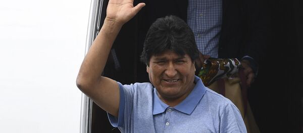 Evo Morales, expresidente de Bolivia, saliendo de un avión - Sputnik Mundo