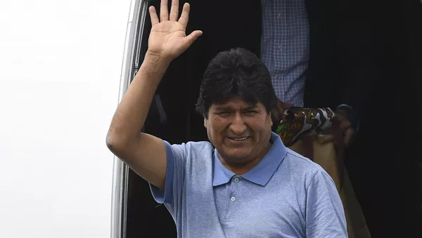 Evo Morales, expresidente de Bolivia, saliendo de un avión