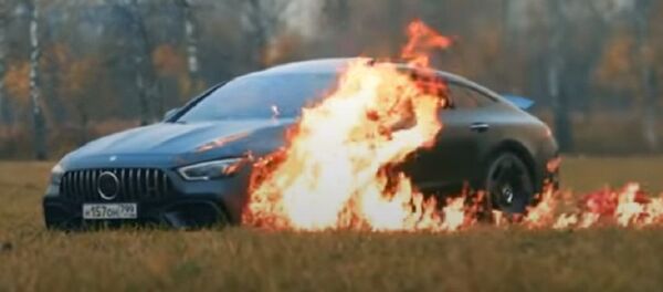 El bloguero Mijaíl Litvín prendió fuego su Mercedes GT63s - Sputnik Mundo