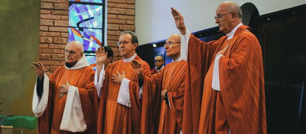 Unos sacerdotes en una ceremonia religiosa (archivo) - Sputnik Mundo