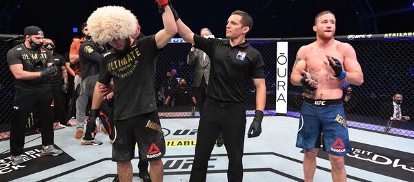 Khabib Nurmagomédov (izquierda) gana la pelea contra Justin Gaethje (derecha) - Sputnik Mundo