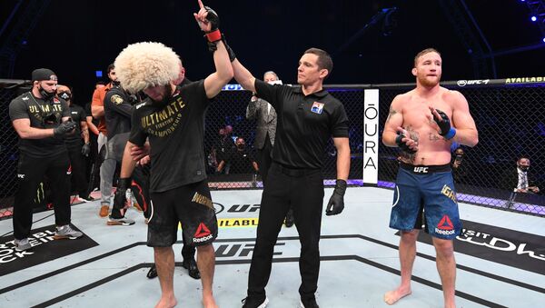 Khabib Nurmagomédov (izquierda) gana la pelea contra Justin Gaethje (derecha) - Sputnik Mundo