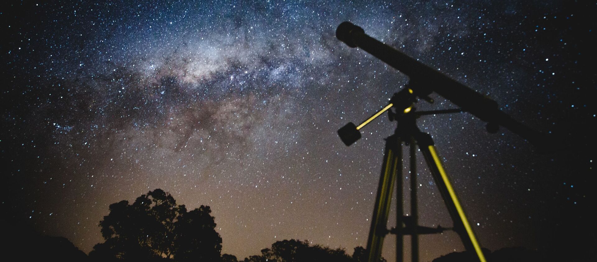Un telescopio y el cielo lleno de estrellas Un telescopio y el cielo lleno de estrellas - Sputnik Mundo, 1920, 25.10.2020
