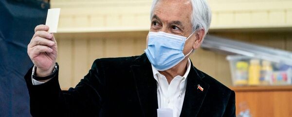 Sebastián Piñera, el presidente de Chile, vota en el referéndum 2020  - Sputnik Mundo