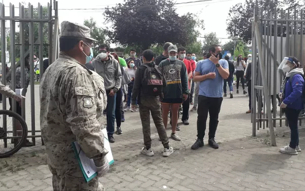 Militares custodian locales de votación del plebiscito en Chile Militares custodian locales de votación del plebiscito en Chile - Sputnik Mundo