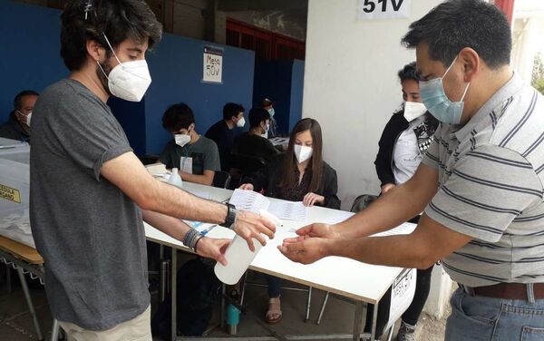 Medidas sanitarias y mesas en el Estadio Nacional, local de votación más grande de Chile - Sputnik Mundo