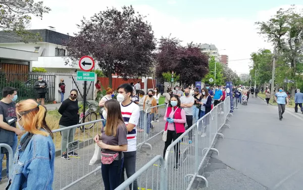 Chilenos llegaron en masa a pesar del coronavirus para participar del histórico plebiscito constitucional Chilenos llegaron en masa a pesar del coronavirus para participar del histórico plebiscito constitucional - Sputnik Mundo