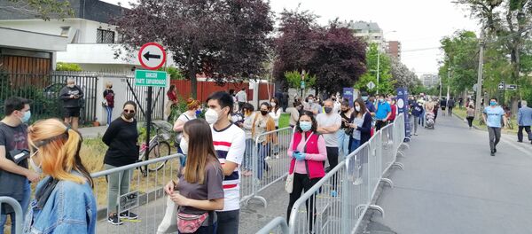 Chilenos llegaron en masa a pesar del coronavirus para participar del histórico plebiscito constitucional - Sputnik Mundo