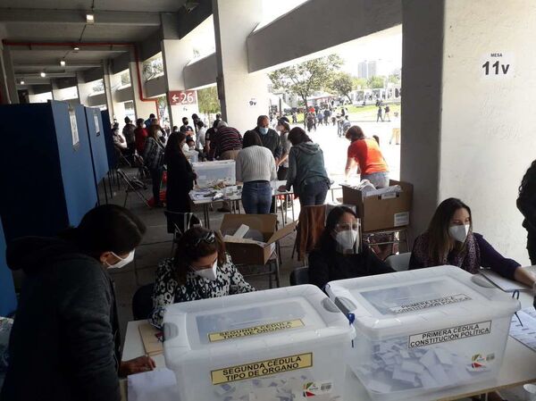 Votación en el Estadio Nacional durante el plebiscito para la nueva Constitución de Chile - Sputnik Mundo