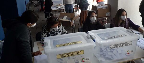 Votación en el Estadio Nacional durante el plebiscito para la nueva Constitución de Chile - Sputnik Mundo