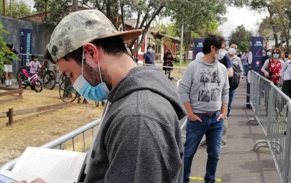 Chilenos llegaron en masa a pesar del coronavirus para participar del histórico plebiscito constitucional Chilenos llegaron en masa a pesar del coronavirus para participar del histórico plebiscito constitucional - Sputnik Mundo
