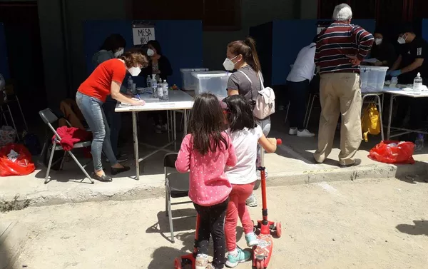 Niños acompañan a los adultos durante jornada electoral del plebiscito Niños acompañan a los adultos durante jornada electoral del plebiscito - Sputnik Mundo