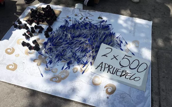 Vendedores ambulantes a las afueras del Estadio Bicentenario vendiendo lápices azules.... y sugiriendo el voto con humor Vendedores ambulantes a las afueras del Estadio Bicentenario vendiendo lápices azules.... y sugiriendo el voto con humor - Sputnik Mundo