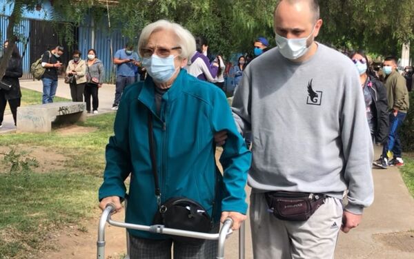 Adultos mayores yendo a votar en colegio de Ñuñoa (sureste de Santiago) - Sputnik Mundo