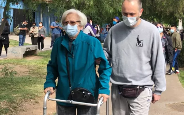 Adultos mayores yendo a votar en colegio de Ñuñoa (sureste de Santiago) Adultos mayores yendo a votar en colegio de Ñuñoa (sureste de Santiago) - Sputnik Mundo