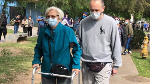 Adultos mayores yendo a votar en colegio de Ñuñoa (noreste de Santiago) - Sputnik Mundo