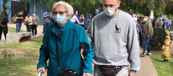 Adultos mayores yendo a votar en colegio de Ñuñoa (noreste de Santiago) - Sputnik Mundo