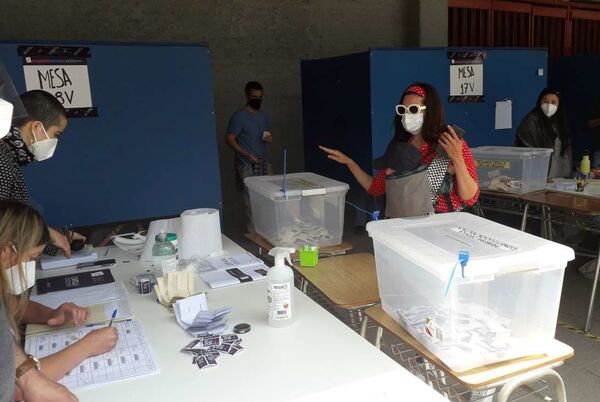 El histórico plebiscito constitucional en Chile - Sputnik Mundo